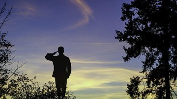 Soldado é o primeiro degrau da carreira militar Por que o 25 de agosto é considerado o Dia do Soldado? Silhueta de um soldado em paisagem de campo com luz do amanhecer - Pixabay