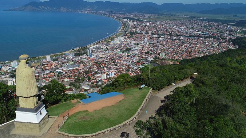 Caraguatatuba será uma das cidades beneficiadas na região Sabesp anuncia investimentos no saneamento básico do Litoral Norte de SP Vista de Caraguatatuba do alto - Prefeitura de Caraguatatuba