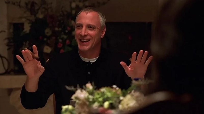 Robert LuPone interpretou o Dr. Cusamano da série 'Família Soprano' Robert LuPone Homem com cabelo branco, sentado e as duas mãos para cima - Reprodução