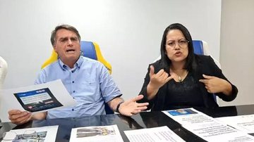 Jair Bolsonaro em sua live semanal, na quinta-feira (18) ele falou sobre a redução de impostos de alguns produtos Jair Bolsonaro Jair Bolsonaro e uma mulher que faz linguagem de sinais - Reprodução