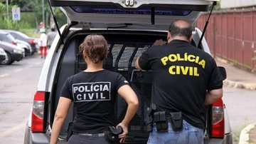 As inscrições poderão ser feitas a partir de setembro Goiás abre dois editais para concursos públicos da Polícia Civil com salário astrônomicos Policiais da Polícia Civil identificados pela roupa - Agência Brasil