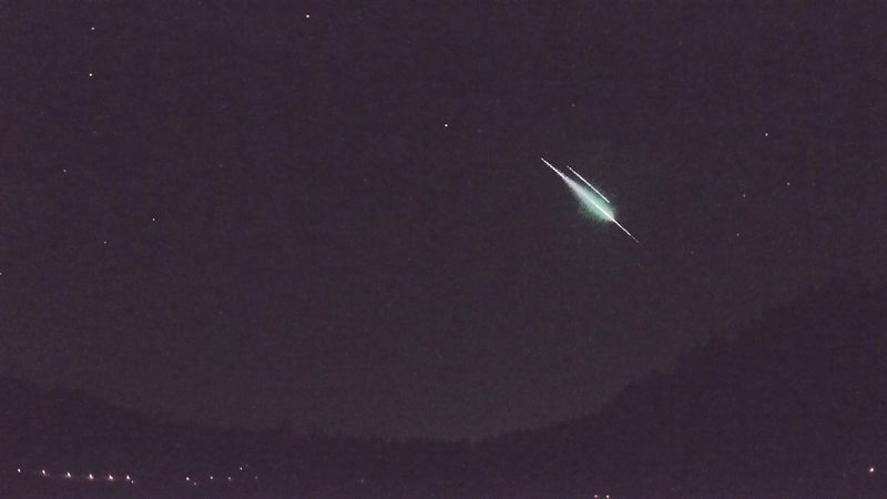 Chuva estará mais alta no céu entre as 23 horas desta quinta-feira e 4 horas da madrugada de amanhã Chuva de meteoros meteoro caindo do céu e estrelas ao fundo - Internacional Meteor Organization (IMO)