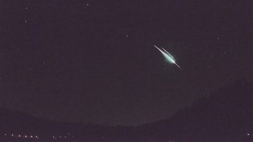 Chuva estará mais alta no céu entre as 23 horas desta quinta-feira e 4 horas da madrugada de amanhã Chuva de meteoros meteoro caindo do céu e estrelas ao fundo - Internacional Meteor Organization (IMO)