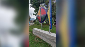 Um dos quatro 'peixinhos' instalados na cidade, no bairro Porto Grande Em São Sebastião, prefeitura paga R$ 400 mil por ‘peixinho de PVC’ - Foto: Divulgação/Jornalista Helton Romano