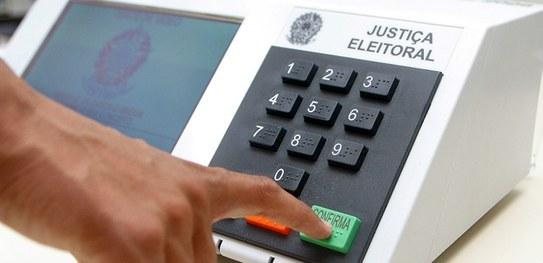 Cada ferramenta informa, em níveis diferentes de detalhamento, tudo sobre candidatos, partidos, financiamento de campanhas e prestações de contas Veja como consultar informações sobre o seu candidato antes das eleições Pessoa digitando na urna eletrônica - Divulgação/TSE