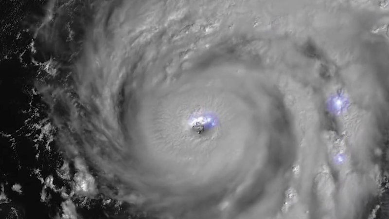 Furacão Ian quase atingiu a categoria 5, a mais alta dos furacões Imagens de satélite mostram descargas elétricas do furacão Ian | VÍDEO Imagem de Satélite mostra furacão Ian e descargas elétricas próxima ao olho da tempestade - Reprodução/Twitter @weatherdak/CIRA