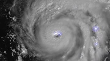 Furacão Ian quase atingiu a categoria 5, a mais alta dos furacões Imagens de satélite mostram descargas elétricas do furacão Ian | VÍDEO Imagem de Satélite mostra furacão Ian e descargas elétricas próxima ao olho da tempestade - Reprodução/Twitter @weatherdak/CIRA