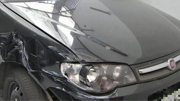 Carro utilizado na fuga chegou a ser jogado para cima de uma das viaturas que participavam da perseguição na rodovia dos Imigrantes Perseguição policial percorre 50 km e termina na Baixada Santista Veículo preto usado na fuga com marca de batida no farol d - Reprodução/TV Band