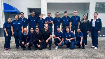 Após o recrutamento e seleção os jovens receberam treinamentos de Brigada de Incêndio CAMPB contrata 14 novos jovens para trabalhar Associação dos Amigos da Riviera de São Lourenço Jovens Aprendiz em frente a associação - Divulgação