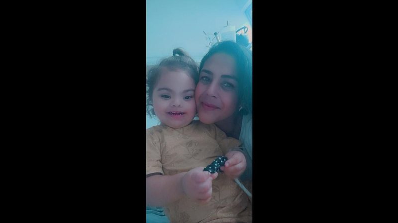 Natália e sua filha Laura CAPA - “Ela pode morrer”, o desespero da mãe da menina de 3 anos que padece em Santos esperando por vaga em hospital de São Paulo Mulher e criança de três anos com síndrome de Down - Imagem: Acervo Pessoal / Natália Otani