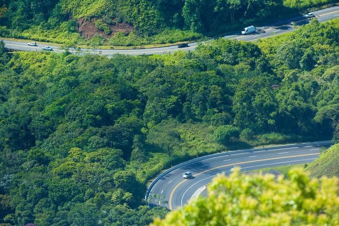 Cerca de 66 mil veículos deverão trafegar pela Rodovia dos Tamoios durante este fim de semana Rodovia dos Tamoios terá operação especial para feriado de 9 de julho Trecho de serra da rodovia dos Tamoios em dia ensolarado - Ari Versiani/Divulgação CR