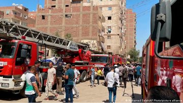 Ao menos 41 pessoas faleceram devido ao incêndio na igreja de Imbaba Incêndio no Egito Ambulâncias no Egito e pessoas na rua após incêndio - Mohamed Salah/AP Photo/Picture alliance