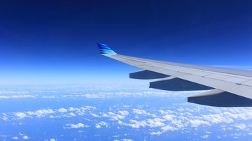 ANAC informa que o querosene de avião aumentou quase 60% em seu valor entre janeiro e maio deste ano Avião Asas de um avião em céu aberto - Pixabay