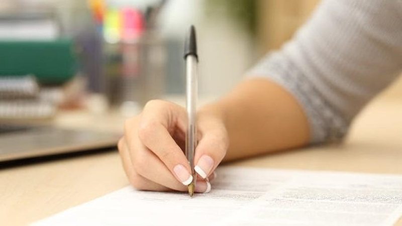 Algumas orientações valem para todos os candidatos Enem: saiba como você ainda pode estudar e se dar bem no exame Pessoa escrevendo com caneta preta - Divulgação
