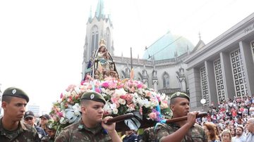 Missa campal acontece em frente à Catedral de Santos, a partir das 14 horas desta quinta-feira (8) Santos celebra padroeira da cidade nesta quinta-feira (8) Militares carregam andor com imagem de Nossa Senhora do Monte Serrat em frente à Catedral de Santos - Susan Hortas/Prefeitura de Santos