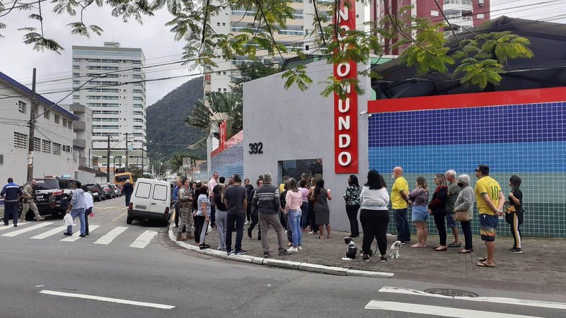 Manhã foi de filas em algumas seções eleitorais de Praia Grande Seções eleitorais em Praia Grande apresentam filas na manhã de votação Fila em porta de escola em que ocorre votação em Praia Grande - Esther Zancan