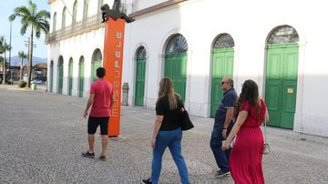 Museu fica localizado nos antigos Casarões do Valongo, que foram reconstruídos Museu Pelé, em Santos, reabre neste sábado (16) Fachada do Museu Pelé, com pessoas passando em frente - Raimundo Rosa/Prefeitura de Santos