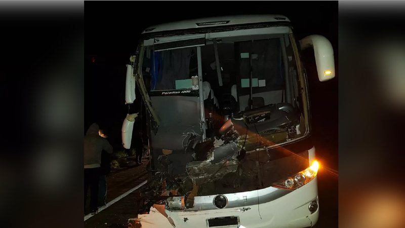 Frente do ônibus ficou destruída após acidente com caminhão na Rio-Santos, em Ubatuba Motorista de ônibus fica ferido após acidente com caminhão na Rio-Santos, em Ubatuba onibus destruido - Foto: Divulgação