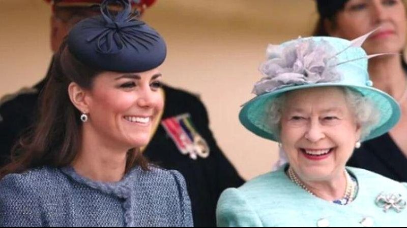 Kate Middleton se torna Princesa de Gales Após morte da rainha, Kate Middleton se torna Princesa de Gales Kate Middleton ao lado de Elizabeth II - Reprodução / Instagram @theroyalfamily