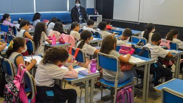 Vagas são para a área de educação do município Guarujá: Inscrições para concurso público na área de educação começam nesta quinta (15) Sala de aula com crianças - Prefeitura de Guarujá