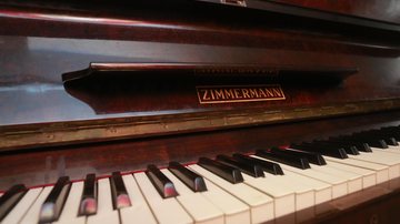 Piano precisa de uma restauração, uma capa de proteção, além da afinação Escola de Guarujá recebe doação de um piano Close do piano doado à escola de Guarujá - Prefeitura de Guarujá