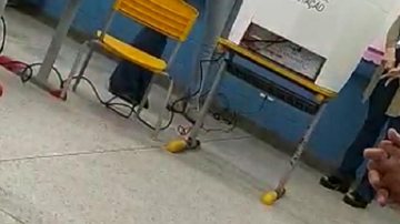 O processo de reinício da máquina durou por volta de 15 min Urna apresenta problemas em seção de Bertioga Mesários resolvendo problema na urna - Reprodução