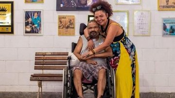 Babi Cruz abraçando seu esposo, Arlindo Cruz, em imagem reproduzida do Instagram Babi Cruz e Arlindo Cruz Mulher abraçando um homem que está em cadeira de rodas - Reprodução