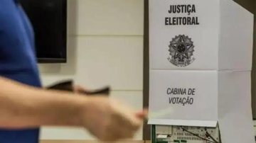 36 mil eleitores bertioguenses compareceram às urnas Eleição Pessoa entregando documento ao mesário e a urna eleitoral de fundo - Reprodução/Rádio Senado