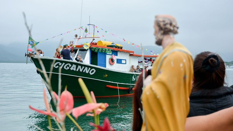 A procissão marítima acontece com participação de diversas embarcações de pescadores artesanais e turistas São Pedro Pescador Imagem do São Pedro Pescador e um barco - Divulgação