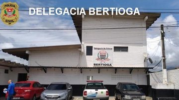 Os dois casos foram conduzidos por profissionais da delegacia do município e resultou na prisão de três pessoas Delegacia de Bertioga Fachada da Delegacia de Bertioga - Divulgação