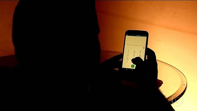 Vigilância Sanitária de Ubatuba não solicita dados pessoais por meio de ligação telefônica e não envia notificações pelo aparelho celular Após tentativas de golpe, Vigilância Sanitária de Ubatuba alerta comerciantes homem falando ao telefone - Foto: Divulgação