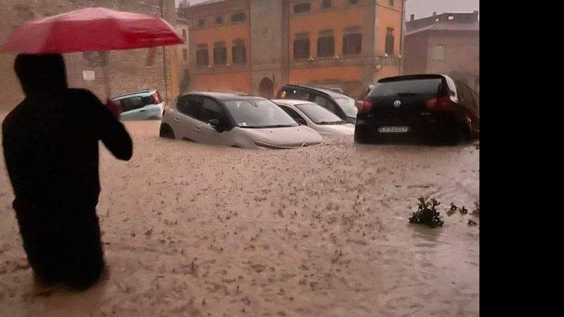 Em seis horas, choveu quase um terço do que é esperado para todo o ano Tempestade colossal causa destruição e mortes na região central da Itália Rua na Itália inundada, com carros submersos - Twitter @TgLa7
