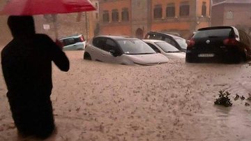 Em seis horas, choveu quase um terço do que é esperado para todo o ano Tempestade colossal causa destruição e mortes na região central da Itália Rua na Itália inundada, com carros submersos - Twitter @TgLa7