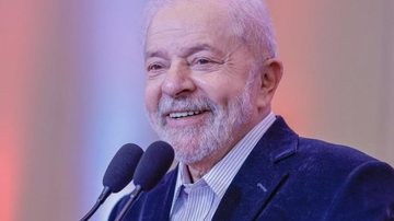 Lula (PT) tem 77 anos e está indo para seu terceiro mandato, de acordo com dados do Datafolha Lula Lula sorrindo para os ouvintes e com dois microfones na frente do rosto - Reprodução/Poder 360