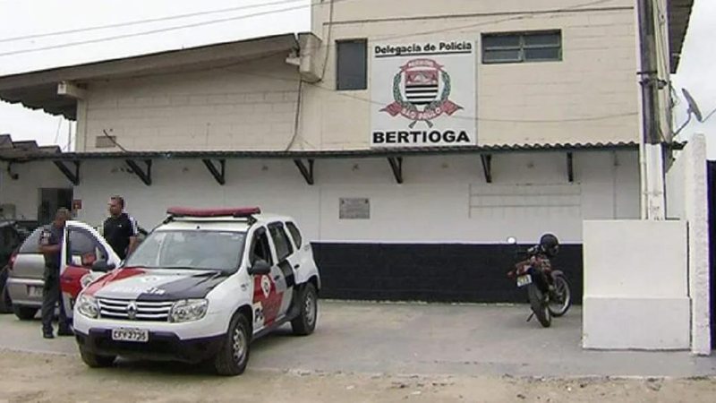 Menor foi conduzido à delegacia e depois encaminhado à Fundação Casa Delegacia de Bertioga Fachada da delegacia de Bertioga com um carro da Polícia Civil na frente - Reprodução