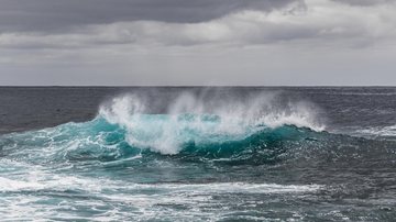 Ondas devem chegar aos 3 metros, segundo a Marinha Mar revolto: Marinha adverte para risco de ressaca no litoral de SP Mar revolto - Imagem ilustrativa/Pixabay