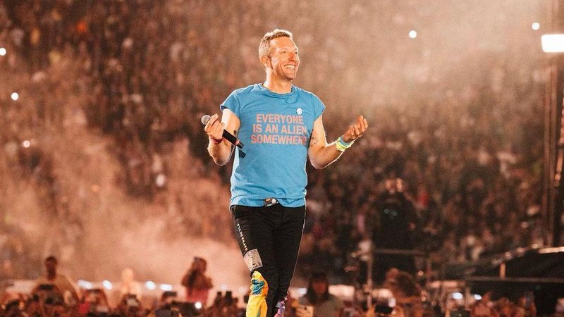 O comunicado foi feito pelas redes sociais da banda Chris Martin Chris Martin cantando em um show da banda - Reprodução