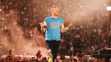 O comunicado foi feito pelas redes sociais da banda Chris Martin Chris Martin cantando em um show da banda - Reprodução