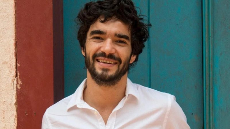 Ator é casado há cinco anos com Luisa Arraes e vivem em casas separadas por um corredor Caio Blat Ator com barba preta e cabelo preto, sorrindo para a foto - Divulgação