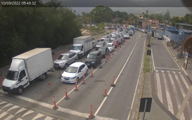 Travessia foi paralisada devido aos fortes ventos na região Travessia de balsas entre Ilhabela e São Sebastião está paralisada na manhã deste sábado (10) Fila de espera de carros do lado de Ilhabela - Departamento Hidroviário