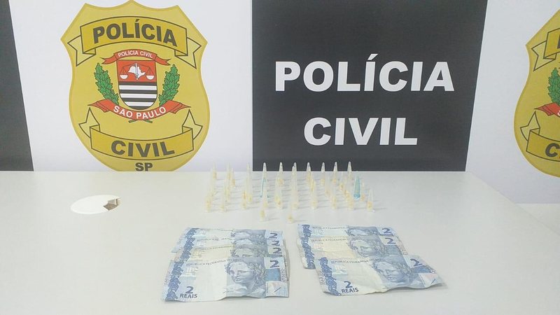 Jovem de 19 anos foi pego em flagrante com 72 pedras de crack Jovem é preso com mais de 70 pedras de crack em Praia Grande Entorpecentes e dinheiro encontrados com jovem preso em Praia Grande - Assessoria de Imprensa Polícia Civil - DEINTER-6