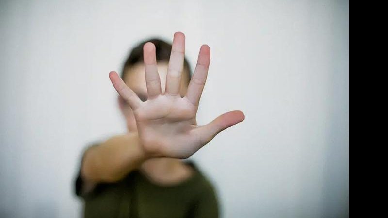 Proporcionalmente, Santos é cidade mais feminina do Brasil capa - Santos lança programa de combate à violência contra a mulher Mulher fazendo gesto de 'basta' - Imagem ilustrativa: Reprodução / Carol Yepes / Getty Images