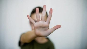 Proporcionalmente, Santos é cidade mais feminina do Brasil capa - Santos lança programa de combate à violência contra a mulher Mulher fazendo gesto de 'basta' - Imagem ilustrativa: Reprodução / Carol Yepes / Getty Images