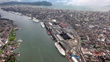 Os dados mostram que no mês de julho deste ano os portos públicos tiveram crescimento de 8,5% entre as movimentações de cargas Porto de Santos Porto de Santos visto de cima - Estúdio 58 Imagens Aéreas/Divulgação SPA