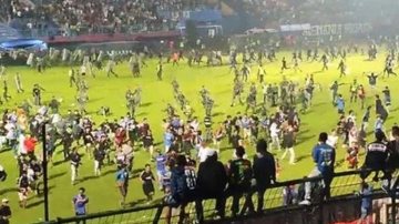 Segundo autoridades locais, por volta de três mil pessoas invadiram o campo Mais de 120 pessoas morrem após invasão de campo de futebol na Indonésia Torcedores invadem campo de futebol na Indonésia - Reprodução/Twitter