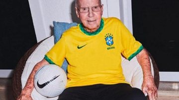Zagallo tem 90 anos e diversas conquistas em seu 'currículo'; o ex-técnico deve sair do hospital até sábado (6) Zagallo Idoso sentado com a camiseta do Brasil e óculos de grau - Divulgação