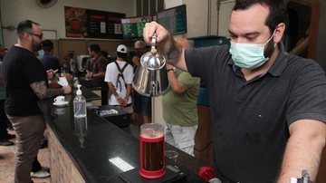 Festival começa no próximo dia 8 de julho no centro histórico de Santos Santos promove festival do café a partir do dia 8 Homem preparando café em estabelecimento - Imagem: Arquivo / Susan Hortas / Prefeitura de Santos