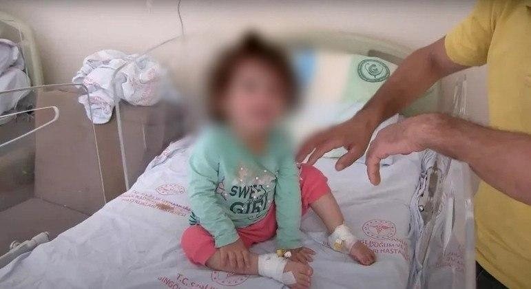 Criança chegou a ficar em observação no hospital, mas passa bem Bebê de 2 anos é atacada por cobra e mata animal com mordida Criança que mordeu cobra na Turquia em observação em hospital - Reprodução/Twitter/@ILKHAAGENCY