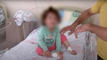 Criança chegou a ficar em observação no hospital, mas passa bem Bebê de 2 anos é atacada por cobra e mata animal com mordida Criança que mordeu cobra na Turquia em observação em hospital - Reprodução/Twitter/@ILKHAAGENCY