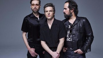 Trio estará no festival GPWeek previsto para acontecer em novembro deste ano The Killers Três homens de preto em foto de banda - Divulgação